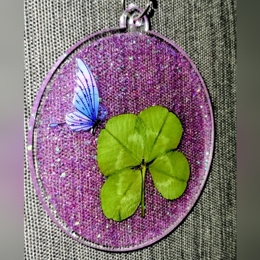 Real 4-Leaf Clover Keychain Good Luck Pressed Clover 2.5" with Butterfly Accent - Picture 2 of 11